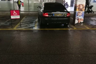 (FOTO) BAHATO: Automobil ambasade Crne Gore na mestu za invalide!