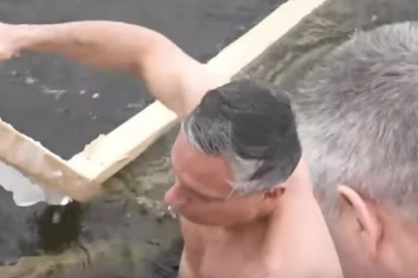 (VIDEO) VIDELA ŽABA DA SE KONJ POTKIVA:  Američki ambasador KAO PUTIN uleteo u LEDENU VODU! Pogledajte kako se proveo!