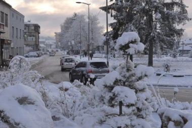 Zima okovala Srbiju: Sela odsečena od sveta, nema struje, decu vade iz snega i leda, a najgore nas tek očekuje