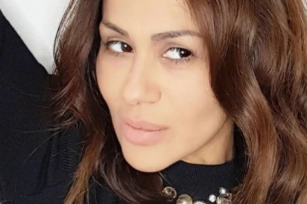 Ne viđamo je u javnosti: OVAKO IZGLEDA SESTRA MINE KOSTIĆ!