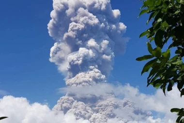 (VIDEO) VISOKI OBLAK DIMA: Stanovništvo strahuje od novih EKSPLOZIJA vulkana na Filipinima