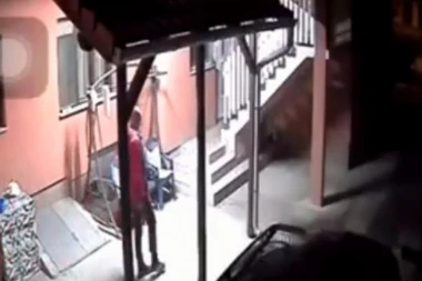(VIDEO) OVAKO SE IDE KUĆI: Mrtav pijan Novosađanin se vraća sa slave!