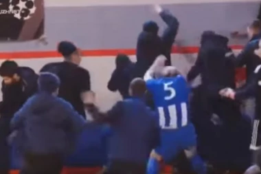 (VIDEO) Golman zakuvao, navijači završili tuču sa protivnicima