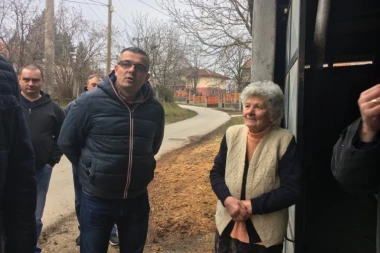 DA POLJOPRIVREDNICI ŽIVE OD SVOG RADA: Nedimović obišao Palilulu i Surčin