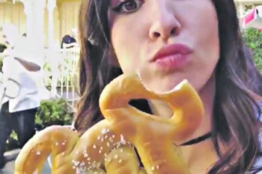 Jelisaveta pravo sa aerodroma u Urgentni!