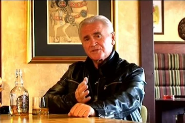 PUCALI NA ČUVENOG PEVAČA!