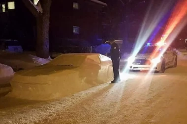 APSOLUTNI HIT: Saobraćajac umalo napisao kaznu automobilu od snega (FOTO)