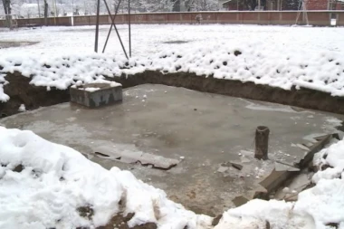 KRALJEVO U ŠOKU: Telo žene pronađeno u šahtu za vodu!