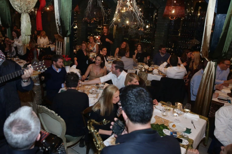 DA LI SU OVI LJUDI NORMALNI!? Policija noćas u Novom Pazaru zatekla dupke pun lokal, svi popili kazne!