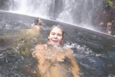 (VIDEO) SELFI KOJI ĆE JE PROGANJATI DO KRAJA ŽIVOTA: Slikala se ispred vodopada, dok se iza nje odvijala TRAGEDIJA
