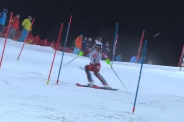(VIDEO) Skandalozno ponašanje na skijanju: Takmičara gađali grudvama