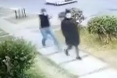 (UZNEMIRUJUĆI VIDEO) MISICA ODVELA ĆERKU U ŠKOLU PA BRUTALNO LIKVIDIRANA NASRED ULICE