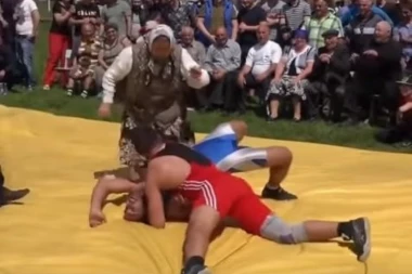 (VIDEO) Baka napala rvača zbog unuka