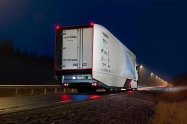 KATASTROFALNA SAOBRAĆAJKA NA AUTOPUTU: U sudaru tri kamiona poginuo jedan vozač, dvojica povređeni!