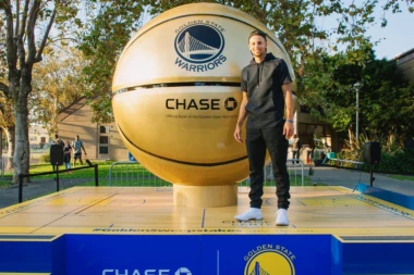 (VIDEO) Nepodnošljiva lakoća košarke: KARI je ovim sjanim pogotkom stigao do 14.000 POENA U NBA LIGI!