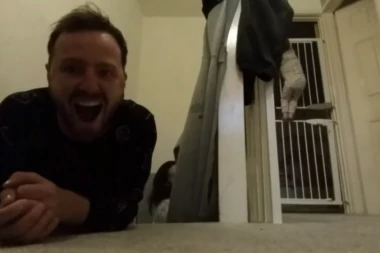 (VIDEO) Ovu devojčicu (2) ni METALNE REŠETKE ne mogu da zaustave!