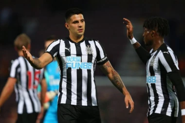 Navijači Njukasla van sebe: SLIMANI SE POVREDIO, A ZNALI STE DA NAJURITE MITRA!