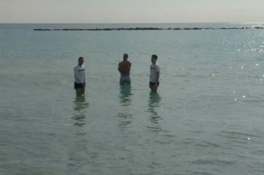 (VIDEO) Zdravije je ovako: Partizanov trio izbegao odlazak u led, REŠILI DA SE OKUPAJU U MORU