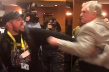 (VIDEO) NEVIĐENI SKANDAL: Zemanovi ljudi TUKLI NOVINARE nakon pobede!