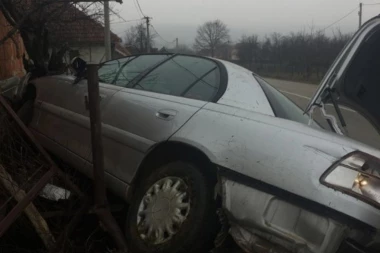 (FOTO) Naša pevačica se zakucala u drvo!