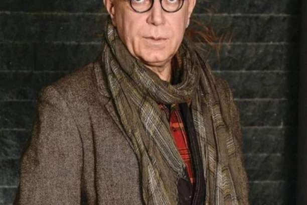 (FOTO) Devojke ne znaju gde pre da ga gledaju! Oči, usne, osmeh, telo, ma prelepost: Ovaj zgodni baja je sin glumca Irfana Mensura!