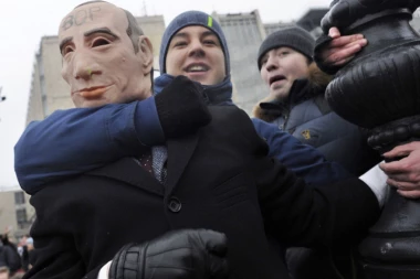 (FOTO) DAVE LUTKU VLADIMIRA PUTINA U CENTRU MOSKVE. Hiljade demonstranata na ulicama!