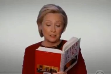 Klinton na dodeli "Gremija" čitala odeljke iz knjige o Trampu