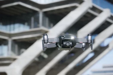 Moćni dron koji je iste veličine kao smartfon: Može da uradi neverovatne stvari, iako staje u vaš džep