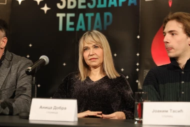 (FOTO) Anica Dobra pogođena čašom!