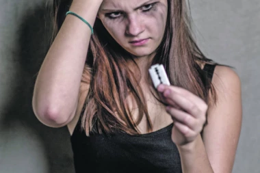 JEZIV PRIZOR U BEOGRADSKOM PARKU: Pijana devojka prerezala vene!