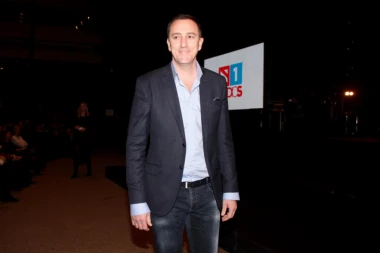 (FOTO) Proslavljeni PEVAČ u roku od PAR DANA ostao bez RODITELJA, ima DVE ĆERKICE, a sada je objavio sliku SA NJIM koja je sve RAZNEŽILA!