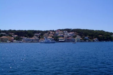 (VIDEO) Letnje čarolije! PRED PUNOM PLAŽOM IMALI SE*S NA GUMENOJ PATKI!