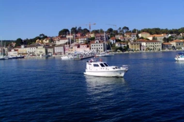 TUGA NA JADRANU: Pronašli uginulog velikog kita, ne mogu da ga izvuku!