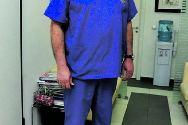 DR NOVAKOVIĆ ZABRINUT ZBOG LEKARA PREVARANATA: Žene sa spaljenim kapcima i odumrlom kožom me mole za pomoć!