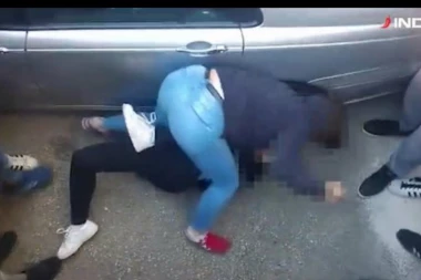 (UZNEMIRIJUĆI SADRŽAJ) ŠOKANTAN SNIMAK ZGROZIO JAVNOST: Dve učenice se brutalno tuku!