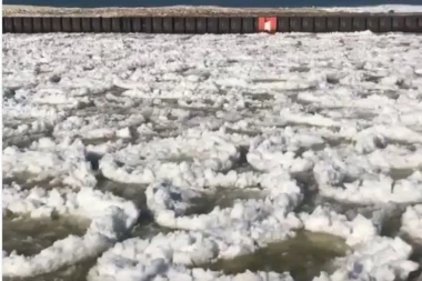 (VIDEO) PRIRODNI FENOMEN PLUTA PO JEZERU: Ovo su palačinke od leda!