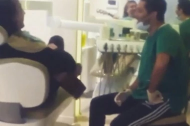 (VIDEO) KAKO BEOGRADSKI ZUBAR OPUŠTA PACIJENTE: Prvo zasvira i zapeva, pa onda prione na posao!