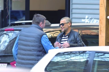 (FOTO) GLOGI SE DRŽI JUNAČKI: Prve slike glumca nakon izlaska iz bolnice