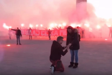(VIDEO) TAKO SE TO RADI! Mladić zaprosio devojku uz baklje, gitare i šampanjac i OSTAVIO JE BEZ TEKSTA