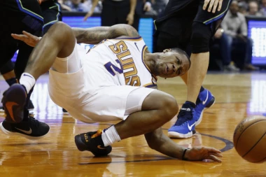 (UZNEMIRUJUĆI VIDEO) Užasna povreda igrača Finiksa, AMERIČKE STANICE ODBILE DA EMITUJU SNIMAK!