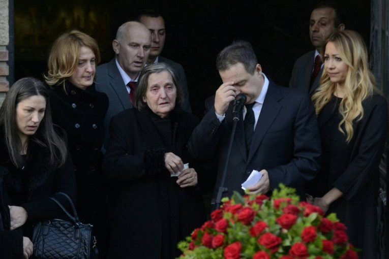 Ivica Dačić se oprašta od oca Desimira