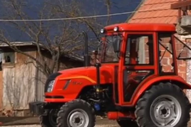PANČEVO: Prevrnuo se traktor, povređena jedna osoba