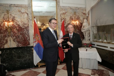 VELIKA POČASNA ZLATNA MEDALJA ZA VUČIĆA