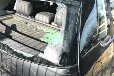 Lupao je rukama u staklo i vikao: UPOMOĆ!