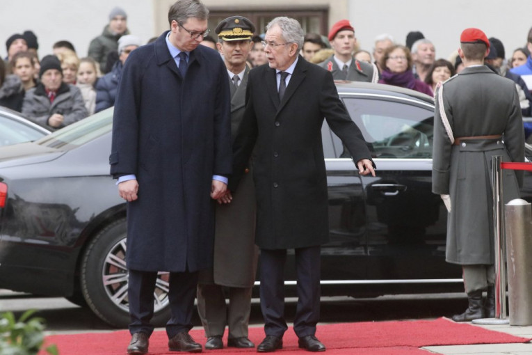 (FOTO) VUČIĆA U AUSTRIJI DOČEKALI DOMAĆINSKI: Srbi iz Beča tražili selfi sa predsednikom
