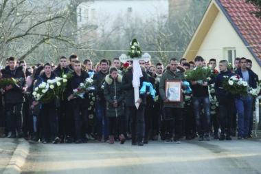 JECAJI NA SAHRANI TINEJDŽERA: "Nemoj da ideš, bato, molim te!"