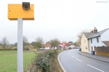 (VIDEO) KOJA KRALJICA: Majka stavila lažnu kameru pored puta i svi se UPRPALI!