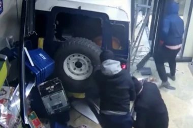 (VIDEO) Ovako su pljačkaši UKRALI BANKOMAT!
