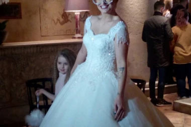 (FOTO) ESTRADA SE SJATILA NA SAJAM VEČANJA