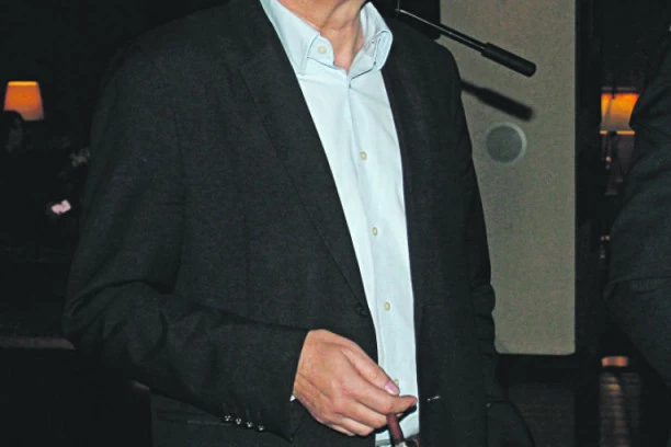 Bujketova sramota! Važnija "Slagalica" od zdravlja nacije